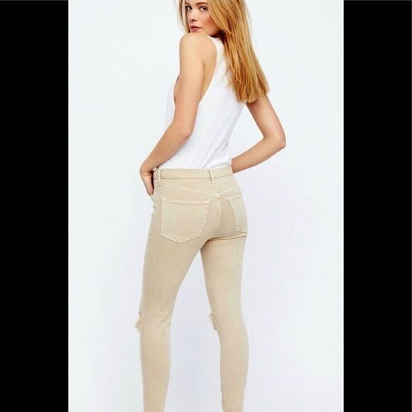 New. Destroyed High rise stretch busted jean. NWOT - Picture 4 of 8